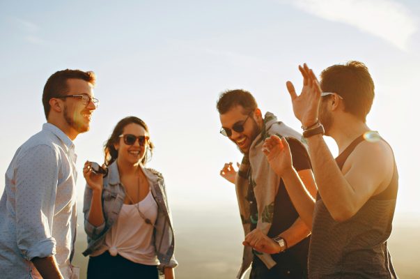 amigos-terapia-prsicologia-madrid-helena-lopes-unsplash