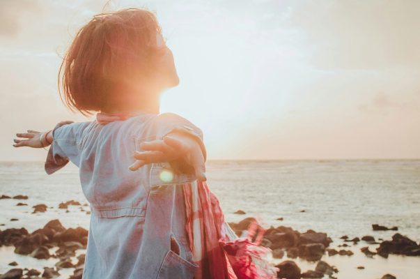 chica-feliz-terapia-ansiedad-unsplash